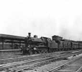 170041 Afbeelding van de D-trein Keulen-Amsterdam, getrokken door een stoomlocomotief uit de serie 700/800 van de S.S. ...