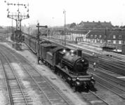 170043 Afbeelding van de sneltrein uit Groningen, getrokken door de stoomlocomotief nr. 710 (serie 700/800 van de S.S., ...