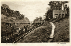 170046 Gezicht op het viaduct over de spoorlijn ten oosten van Valkenburg, met een passerende trein.