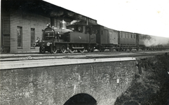 170048 Afbeelding van een stoomlocomotief uit de serie 700 van de H.S.M. met een lokaaltrein naar Hoek van Holland ter ...