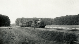 170053 Afbeelding van een trein, getrokken door de stoomlocomotief nr. 1790 (serie 1700/1800) van de N.S. ter hoogte ...
