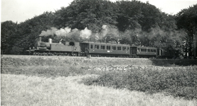 170058 Afbeelding van een trein, getrokken door de stoomlocomotief nr. 5503 (serie 5500) van de N.S. ter hoogte van Dieren.