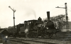 170060 Afbeelding van de stoomlocomotief nr. 1121 (serie 1100) van de N.S. met een trein te Haarlem.