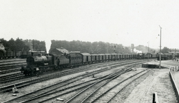 170066 Afbeelding van een militaire trein, getrokken door de stoomlocomotief nr. 3701 (serie 3700/3800) van de N.S. te ...