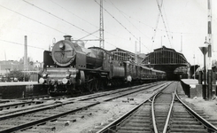 170074 Afbeelding van de stoomlocomotief nr. 3904 (serie 3900) van de N.S. met een trein langs het perron van het ...