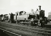 170075 Afbeelding van de stoomlocomotief nr. 6221 (serie 6200) van de N.S. te Heerlen. Geheel links een stoomlocomotief ...