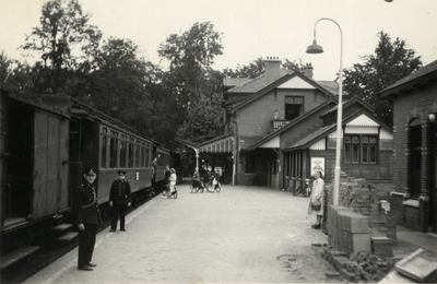 801992 Gezicht op het perron van het N.S.-station Baarn Buurtstation te Baarn, op de laatste dag van de exploitatie van ...
