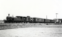 801991 Afbeelding van een trein uit de richting Bilthoven, getrokken door een stoomlocomotief uit de serie 5500 van de ...