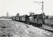 801990 Afbeelding van de stoomlocomotief nr. 5507 (serie 5500) van de N.S. met een trein van Baarn Buurtstation naar ...