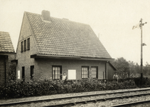 801974 Gezicht op de wachterswoning aan de spoorlijn Bilthoven-Zeist aan de Julianalaan te Bilthoven (gemeente De ...