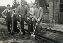 801977 Afbeelding van een ploeg wegwerkers van de Maatschappij tot Exploitatie van Staatsspoorwegen op de spoorlijn ...