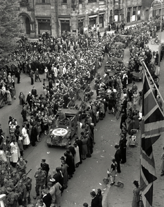 97695 Afbeelding van de intocht van de geallieerde militairen van het 49th Reconnaissance Regiment (Polar Bears) op het ...