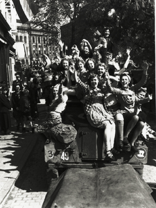 97697 Afbeelding van een truck van het 49th Reconnaissance Regiment (Polar Bears) met uitbundige mensen tijdens de ...