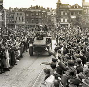 97698 Afbeelding van de intocht van de militairen van het 49th Reconnaissance Regiment (Polar Bears), in de ...
