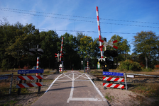 803807 Gezicht op de spoorwegovergang aan de Dolderseweg te Soest, in het verlengde van de Wieksloterweg Oostzijde.