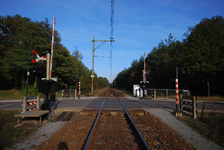 803808 Gezicht op de spoorlijn Den Dolder - Baarn, ter hoogte van de spoorwegovergang in de Foekenlaan te Soest.