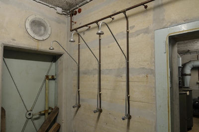 804032 Afbeelding van de fall-out douches in de schuilkelder van de Bescherming Burgerbevolking (B.B.) in de ...