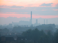 804137 Gezicht op de schoorstenen van de electrische centrales van Eneco aan de Atoomweg en de Keulsekade te Utrecht, ...