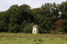 806366 Gezicht op het kapelletje in het park bij het huis Sandwijck (Utrechtseweg 305) te De Bilt.