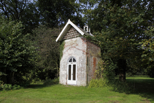 806367 Gezicht op de schijnkapel annex duiventoren in het park bij het huis Sandwijck (Utrechtseweg 305) te De Bilt.