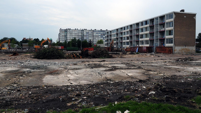 807758 Gezicht op het terrein van de gesloopte flatgebouwen aan de Maria van Hongarijedreef te Utrecht, met rechts een ...