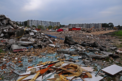 807761 Gezicht op het terrein van de gesloopte flatgebouwen aan de Maria van Hongarijedreef te Utrecht, met op de ...