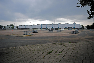 807765 Gezicht op de Veemarkthallen (Sartreweg 1) te Utrecht, vanaf de Voorveldselaan.