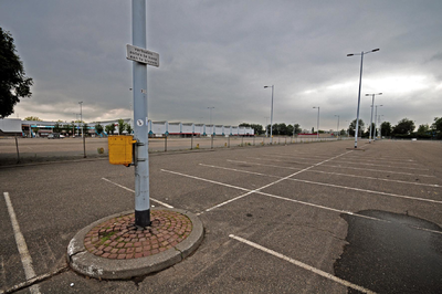 807766 Gezicht op het oostelijke terrein bij de Veemarkthallen (Sartreweg 1) te Utrecht.