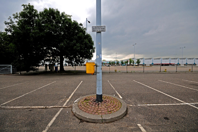 807767 Gezicht op het oostelijke terrein bij de Veemarkthallen (Sartreweg 1) te Utrecht.