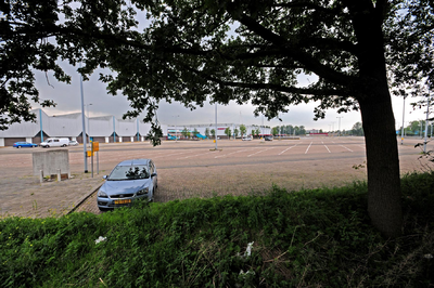 807768 Gezicht op het oostelijke terrein bij de Veemarkthallen (Sartreweg 1) te Utrecht.