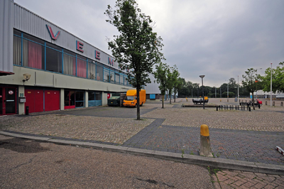 807774 Gezicht op het centrale ingangsgebouw van de Veemarkthallen (Sartreweg 1) te Utrecht.