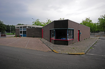 807781 Gezicht op één van de bijgebouwen op het zuidelijke terrein van de Veemarkthallen (Sartreweg 1) te Utrecht.