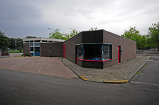 807781 Gezicht op één van de bijgebouwen op het zuidelijke terrein van de Veemarkthallen (Sartreweg 1) te Utrecht.