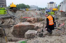 807967 Afbeelding van de blootgelegde restanten van de westelijke toegangspoort van het voormalige Kasteel Vredenburg ...