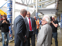 812580 Afbeelding van architect Herman Hertzberger (rechts), wethouder Victor Everhardt (links) en de heer Kleijn, ...