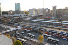 821292 Overzicht van het Centraal Station te Utrecht, vanaf het dak van het Gildenkwartier van het kantoor- en ...