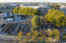 821297 Overzicht van de fietsenstalling op het Smakkelaarsveld te Utrecht, vanaf het dak van het Gildenkwartier van het ...