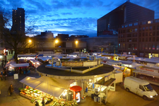 821470 Gezicht op het Vredenburg, vanaf de verdieping van het pand Vredenburg 3, tijdens de vrijdagse markt, bij avond, ...