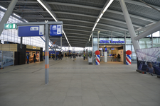 821737 Gezicht in het nieuwe gedeelte van de Stationshal te Utrecht.