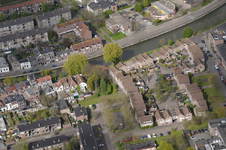 821784 Luchtfoto van de Lauwerecht en omgeving te Utrecht, uit het oosten, met in het midden de Vecht, bovenaan de ...