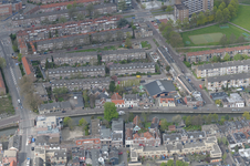 821785 Luchtfoto van een deel van de wijk Pijlsweerd te Utrecht, uit het oosten, met op de voorgrond de Lauwerecht, de ...