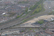 821796 Luchtfoto van het spoorwegknooppunt ten noorden van het Centraal Station te Utrecht, uit het oosten, met op de ...