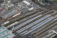 821798 Luchtfoto van de perrons met de nieuwe perronkappen aan de noordzijde van het Centraal Station te Utrecht.