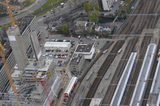 821800 Luchtfoto van het noordwestelijke deel van het Centraal Station te Utrecht, met links het in aanbouw zijnde ...