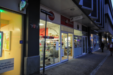 821934 Gezicht op de winkelpui van de Oosterse speciaalzaak Toko Centraal (Achter Clarenburg 32) te Utrecht.