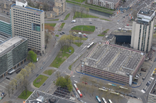 821967 Luchtfoto van het Jaarbeursplein (voorgrond) en het Westplein te Utrecht, uit het zuidoosten, met rechts de ...