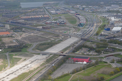 821994 Luchtfoto van het overkapte gedeelte van de A2 (Leidsche Rijntunnel) te Utrecht, uit het zuidoosten, met links ...