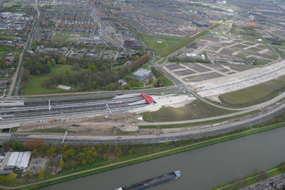 821995 Luchtfoto van de A2 te Utrecht, met in het midden de zuidelijke inrit van de Leidsche Rijntunnel. Op de ...