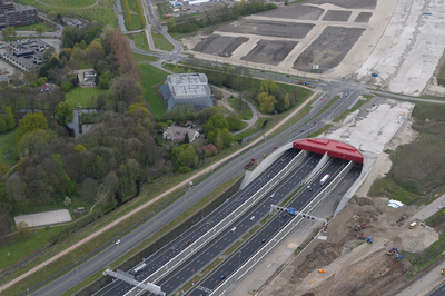 821996 Luchtfoto van de A2 te Utrecht, met de zuidelijke inrit van de Leidsche Rijntunnel. Links het Park Voorn en in ...