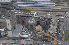 821976 Luchtfoto van het Gildenkwartier van het kantoor- en winkelcentrum Hoog Catharijne te Utrecht, uit het ...